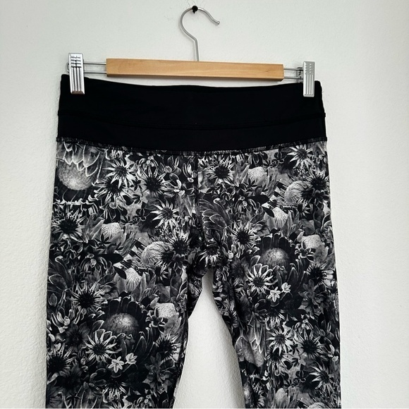 Lululemon Run Inspire Crop Leggings Flowabunga Floral Black Gray Size 6 Women’s - Picture 3 of 9